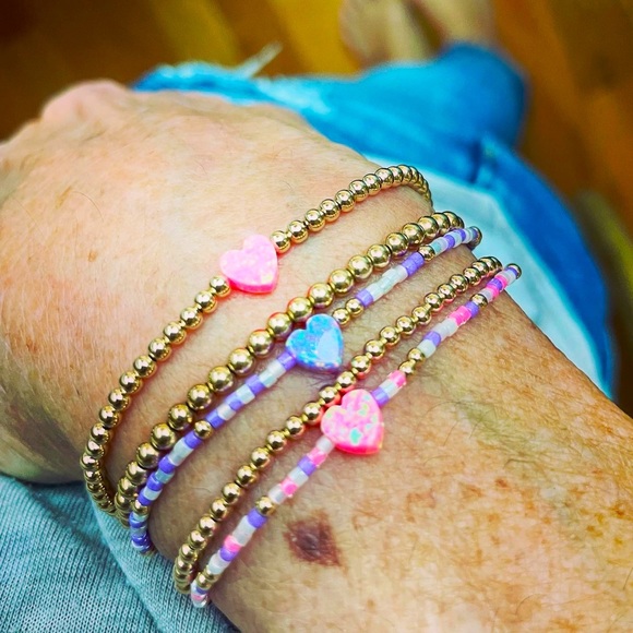 Heart 💘
Handmade 14k gold filled stretch onyx heart bracelet - Picture 2 of 7